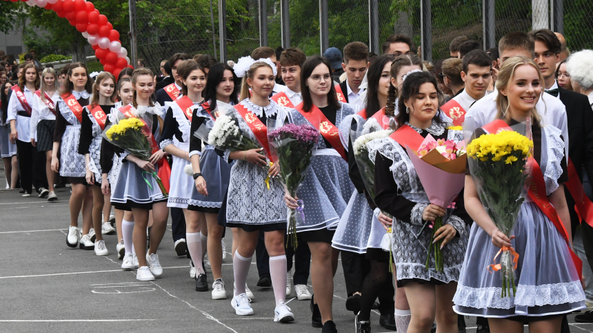 Совсем взрослые: в российских школах звенят последние звонки