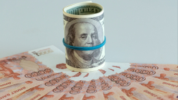 Путин поручил ограничить объем покупки валюты для сделок за рубежом