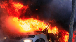 Выбирался из горящего авто со сломанной ногой: ДТП с такси в Волгограде