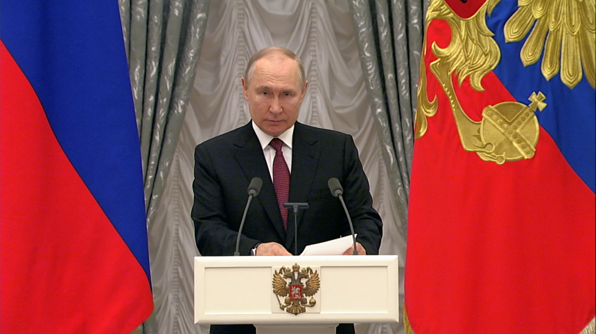 «Мы чествуем выдающихся граждан России»: Путин вручает госнаграды в Кремле