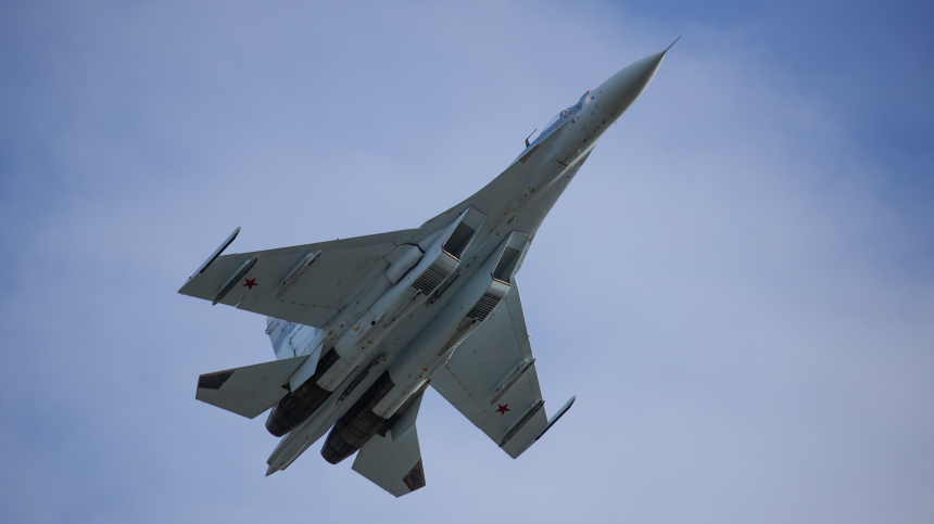 Су-27 подняли в воздух из-за бомбардировщиков ВВС США, летевших к границе РФ