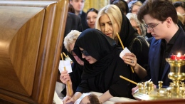 В полном трауре: Диана Гурцкая вместе с сыном пришла попрощаться с умершим мужем