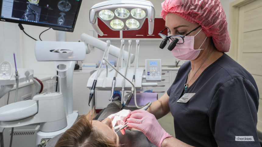 Лечит не только зубы: при каких неочевидных болезнях стоит идти к стоматологу