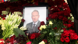 Все утонуло в розах: как выглядит могила Петра Кучеренко сразу после похорон