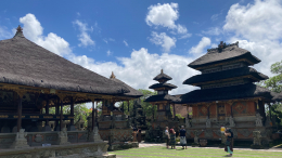 Перепутала с пляжем: голая туристка из Германии устроила дебош в храме на Бали