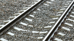 Была в наушниках: рабочий чудом спас женщину от смерти под колесами поезда