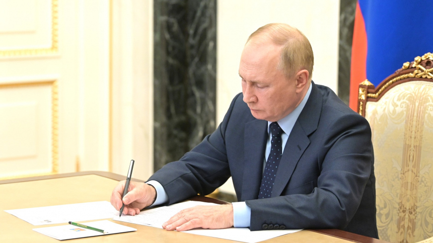 Владимир Путин подписал закон о денонсации Договора об обычных вооруженных силах