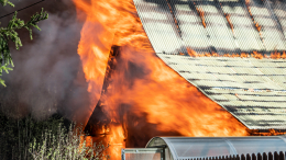Под Свердловском сгорели пять частных домов, есть пострадавшие