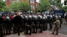Стрельба и крики: силы НАТО атаковали протестующих сербов в Косово