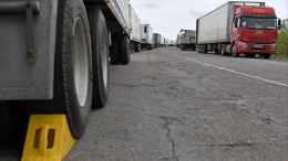 Правительство РФ продлило запрет на грузовые автоперевозки для ряда стран