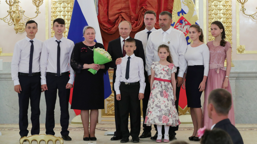 Путин поручил ускорить работу по установлению единого статуса многодетной семьи