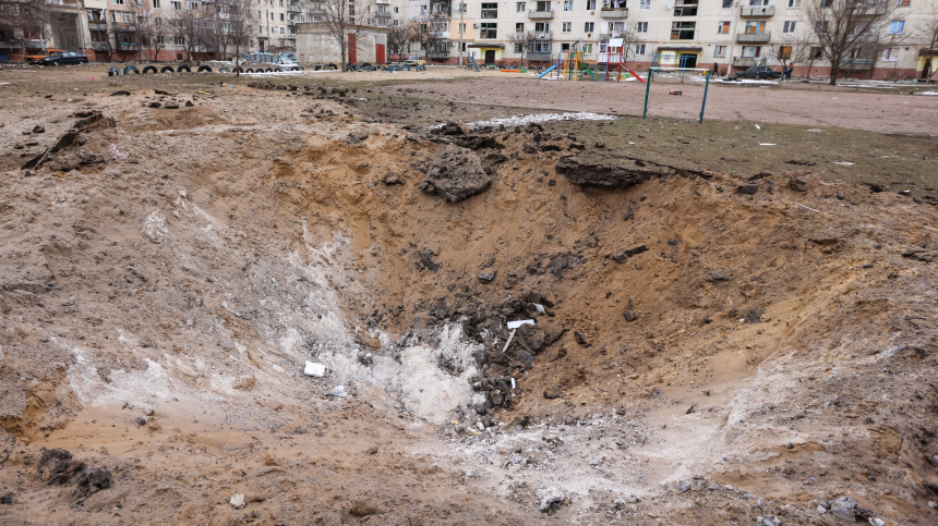 В Белгороде на проезжую часть упал снаряд