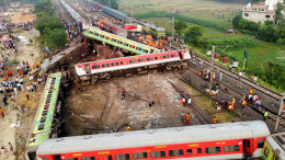 Число погибших при столкновении поездов в Индии выросло до 288