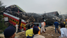 Число погибших при столкновении поездов в Индии выросло до 207