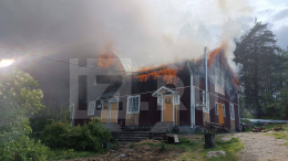 Пожар полностью уничтожил 100-летний Дом работников железной дороги в Ленобласти
