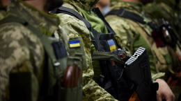 Новый способ мобилизации: на Украине начали забирать мужчин из очередей за гумпомощью