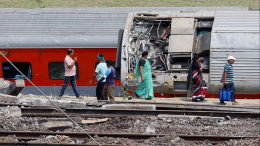 Нарушение всех норм безопасности: эксперт назвал причину ж/д катастрофы в Индии