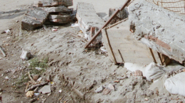 Во Владивостоке бетонный блок упал на женщину