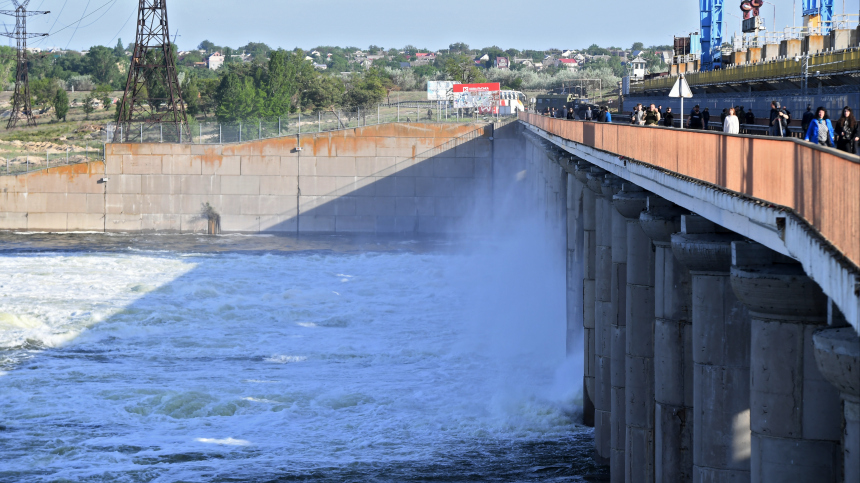 Жителей эвакуируют из прибрежных подтопленных зон после подрыва Каховской ГЭС