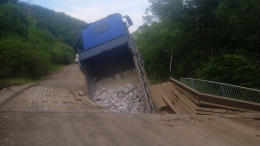 В Приморье под грузовиком обрушился автомобильный мост