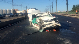 Видео: пассажир такси погиб в результате ДТП с автовышкой в Петербурге
