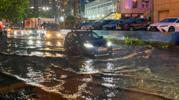 Владивосток уходит под воду: следом за мощнейшим ливнем в столицу Приморья идет шторм