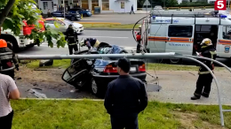 Водитель BMW погиб, влетев в столб на юго-западе Москвы — жесткие кадры
