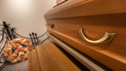 Признанная мертвой пожилая женщина «воскресла» при подготовке к похоронам