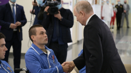 Путин посетил госпиталь имени Вишневского Минобороны и наградил участников СВО