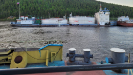 Два танкера столкнулись на реке Лена — видео