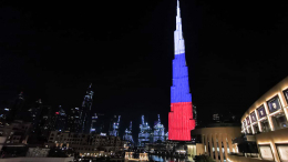 Небоскреб «Бурдж-Халифа» в Дубае окрасили в цвета российского флага