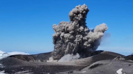 Вулкан Эбеко на Курилах выбросил пепел на высоту два километра