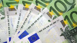 Курс евро превысил 90 рублей впервые с конца апреля