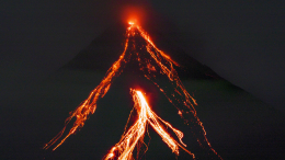 Мощное извержение вулкана на Филиппинах попало на видео