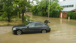 Тропический ливень обрушился на Керчь: подтоплены дороги и жилые дома