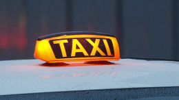 Не пытался тормозить: элитный спорткар столкнулся с такси в Санкт-Петербурге