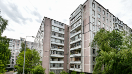 Мужчина в Москве забаррикадировался с женой и дочерью в квартире