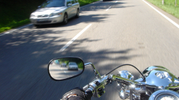 Штрафы и лишение прав: как наказать мотоциклиста за снос бокового зеркала