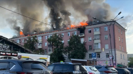 Крупный пожар произошел в жилом пятиэтажном доме в Казани