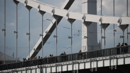 Мужчина залез на верхушку Крымского моста в Москве — видео
