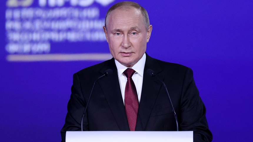 Путин начал выступление на пленарном заседании ПМЭФ