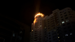 В центре Белгорода горит жилая многоэтажка — видео с места