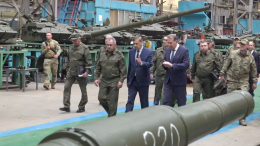 Шойгу проинспектировал производящее танки предприятие в Омской области