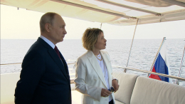 Прогулка на яхте: Путин с воды наблюдал за поднятием флагов в Петербурге