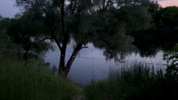 Подросток утонул в Москве-реке после прыжка с тарзанки — видео с места
