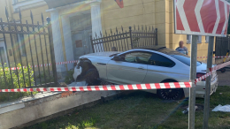 Водитель BMW протаранил ограду детской психбольницы в Петербурге и скрылся
