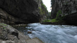 Четырехлетний малыш без вести пропал после падения в горную реку Абхазии