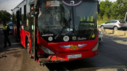 В результате аварии двух автобусов и машины в Хабаровске пострадали пятеро