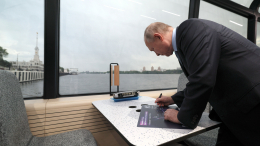 Путин побывал внутри электротрамвайчика и оставил автограф на карте «Тройка»