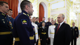 «Они счастливые»: выпускник военного вуза подарил Путину часы